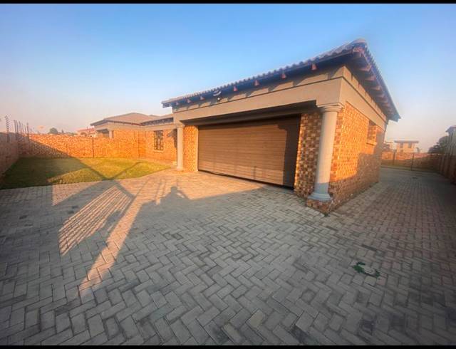 4 BEDROOM HOUSE FOR SALE IN AERORAND